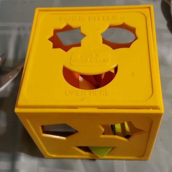 VINTAGE  A CHILD GUIDANCE TOY BOX SHAPER YELLOW  SORT - Picture 1 of 3